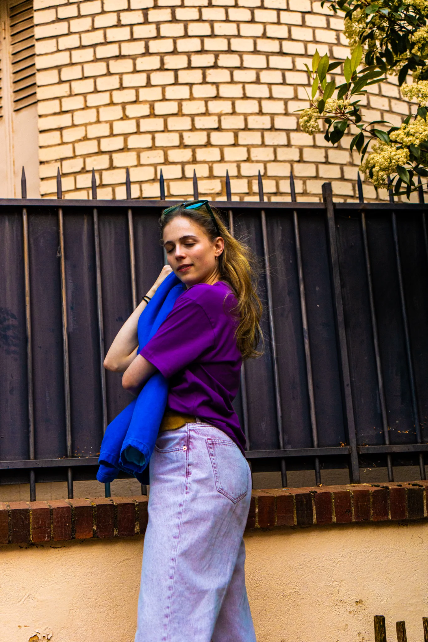Portrait de mode portant une tenue violette et une veste bleue Natif